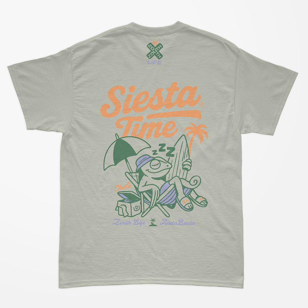 Diseño trasero "Siesta Time" de Zouth Life con camaleón relajado, sombrilla y palmera sobre fondo gris.