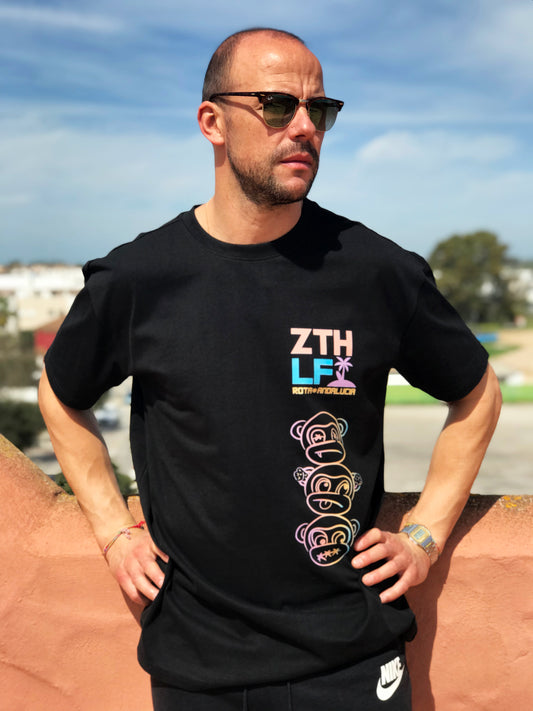 Camiseta negra con logo ZTH LF, texto Rota Andalucía y tres monos en vertical en el frontal