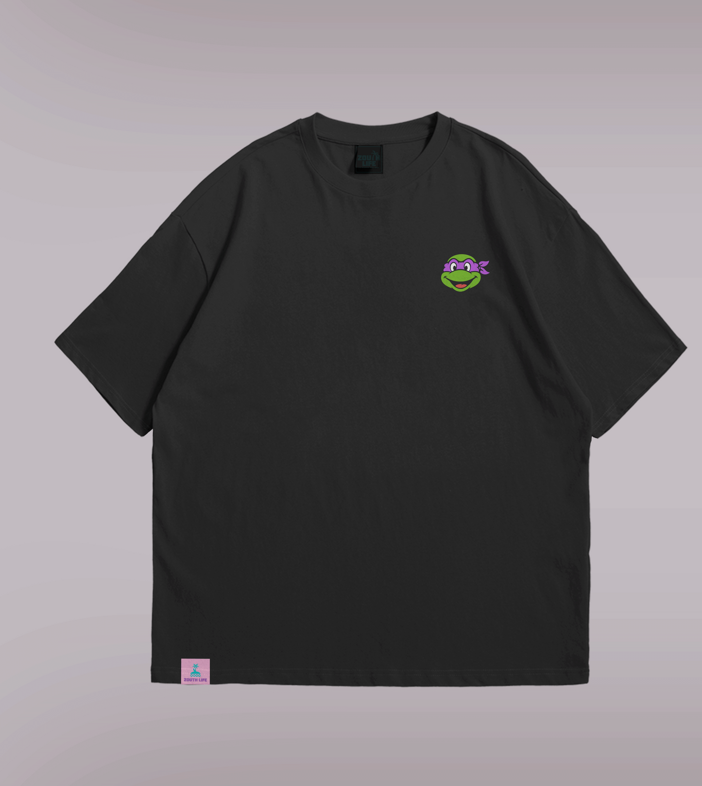 Camiseta oversize negra con detalle pequeño en pecho, diseño Pizza Lover Zouth Life