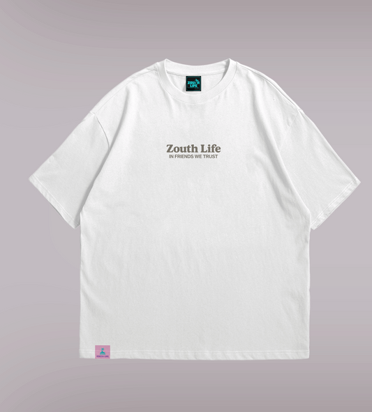 “Camiseta oversize blanca Zouth Life Social Club con logo frontal ‘In friends we trust