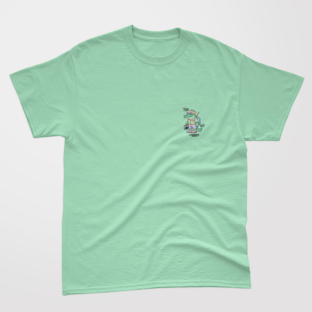 Camiseta color menta Zouth Life con ilustración creativa de un cocodrilo con zapatilla tipo Crocs con detalles de colores. estampado en pecho vista frontal
