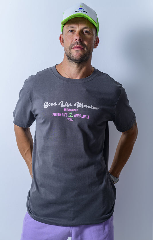 Camiseta gris Zouth Life con diseño urbano Street Life Member en el pecho.