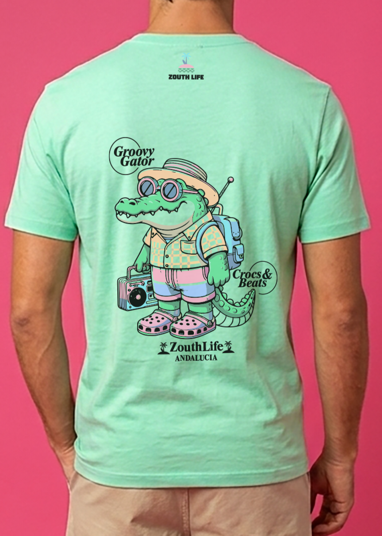 camiseta color verde menta de zouth life con diseño estampado en espalda de un cocodrilo playero con sandalias crocs y radio. fotografia de estudio.