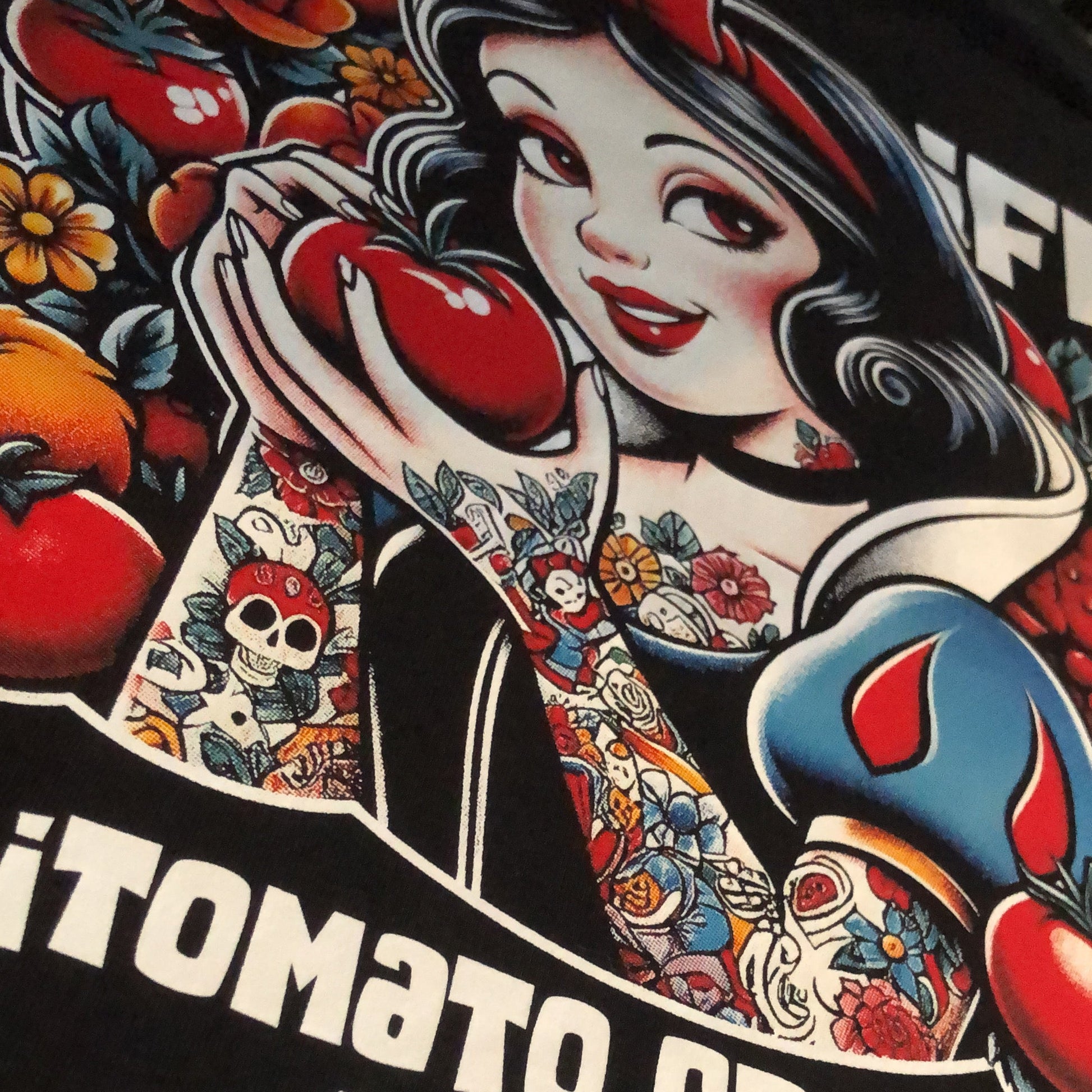 Camiseta Blanca Nieves negra zouth life detalle estampado