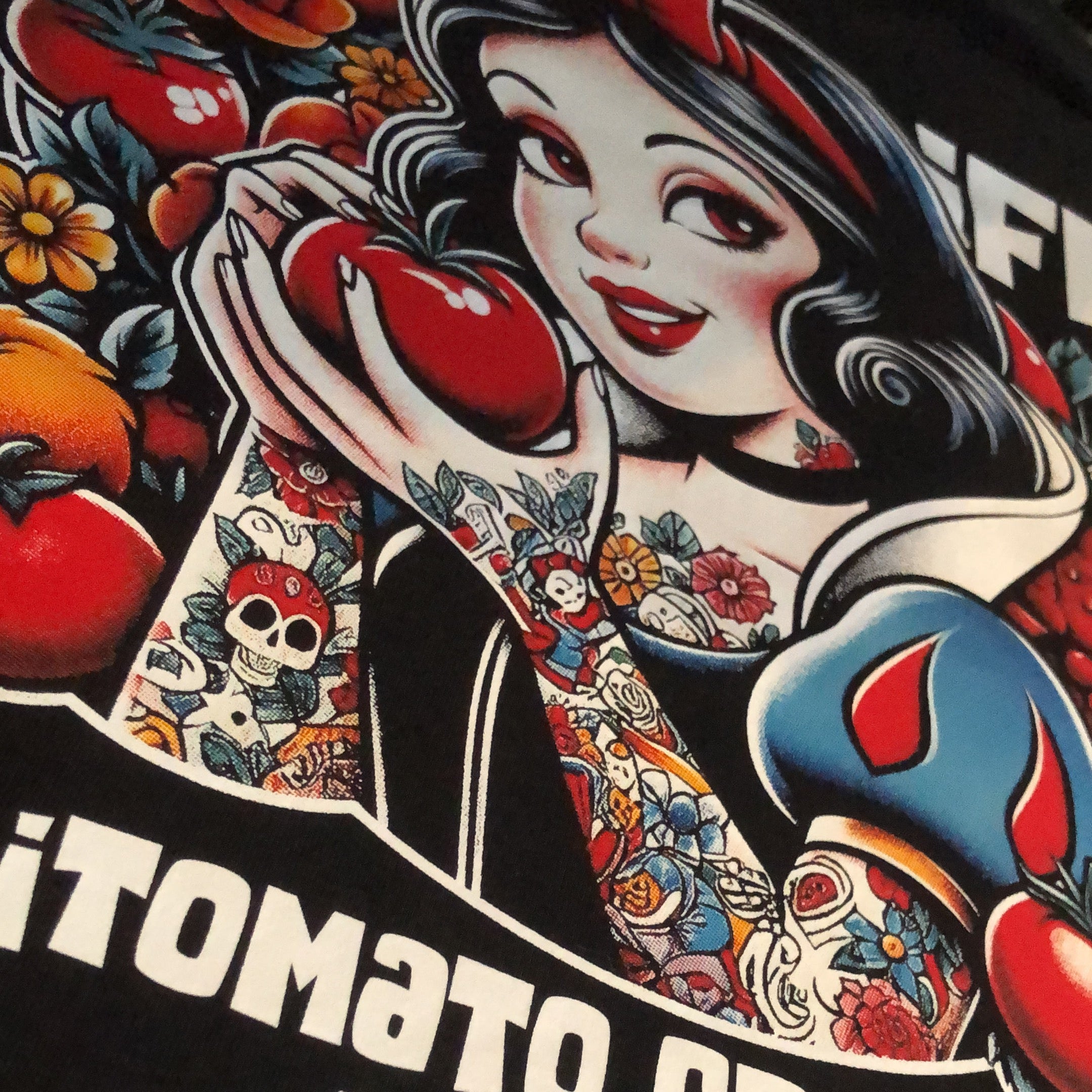 Camiseta Blanca Nieves negra zouth life detalle estampado