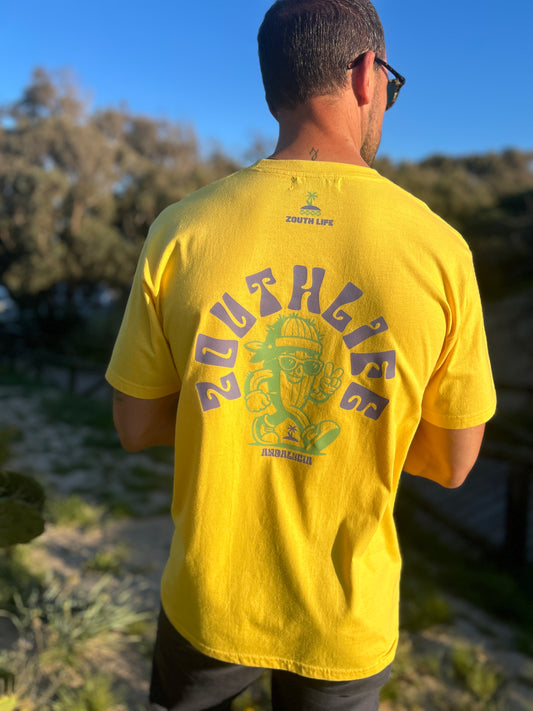 Camiseta Amarilla Zouth Life con diseño de cactus verde y texto morado. vista trasera