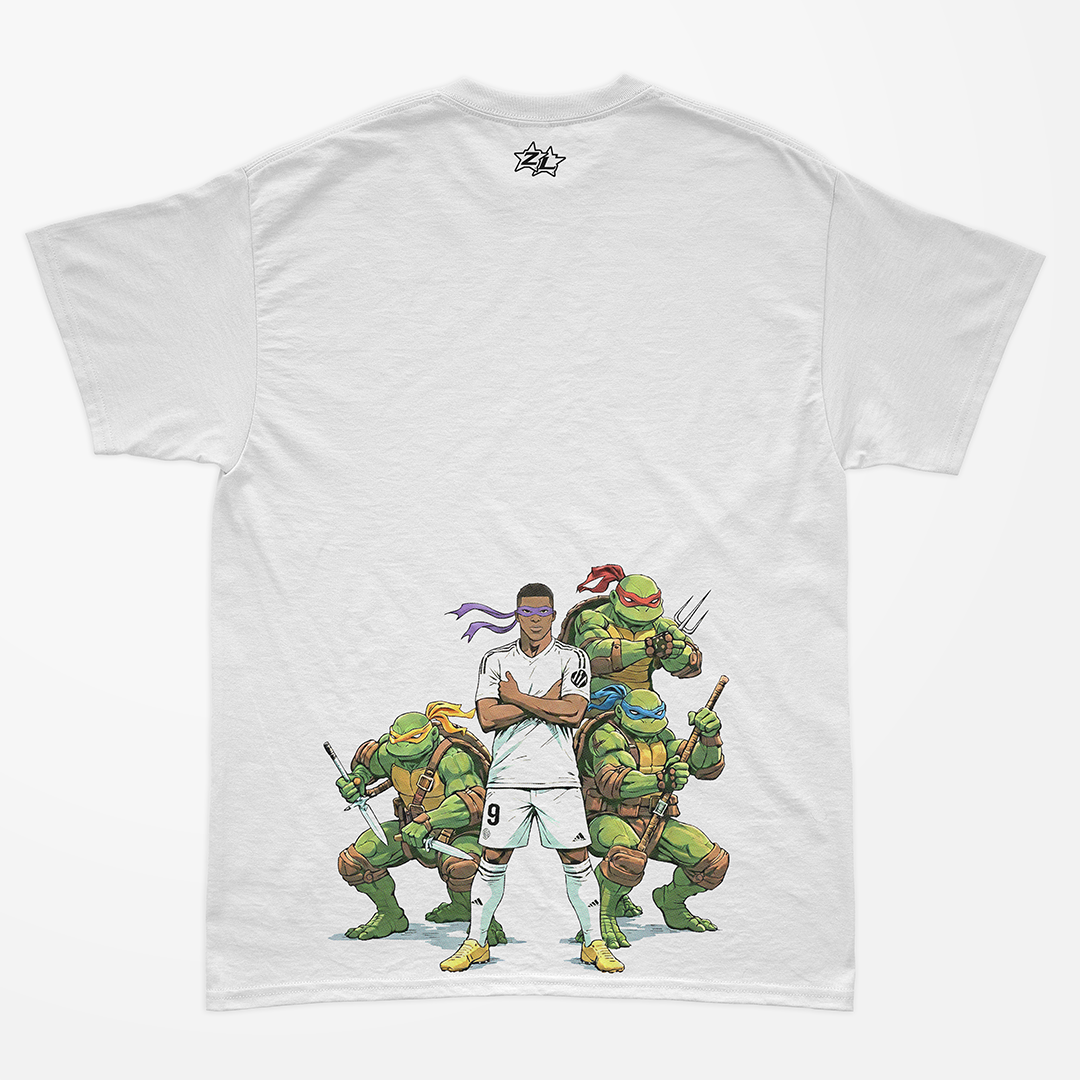 Camiseta blanca Zouth Life con ilustración de Kylian Mbappé vestido de Tortuga Ninja junto a Leonardo, Raphael y Michelangelo.