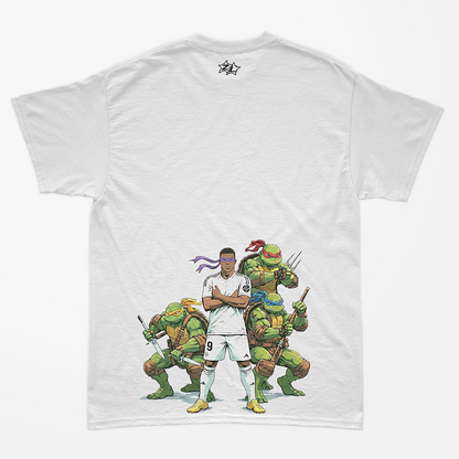Camiseta blanca Zouth Life con ilustración de Kylian Mbappé vestido de Tortuga Ninja junto a Leonardo, Raphael y Michelangelo.