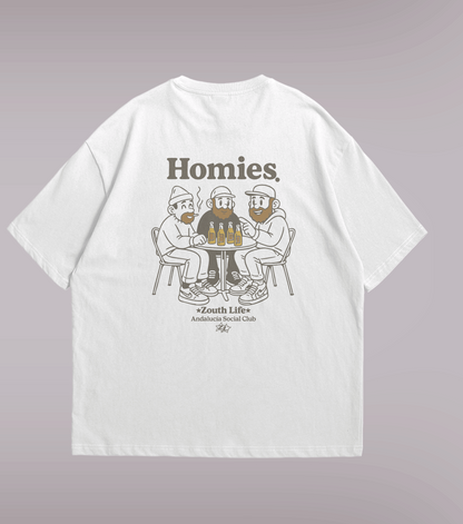 “Espalda camiseta oversize blanca con estampado grande ‘Homies.’ Zouth Life Andalucía Social Club”