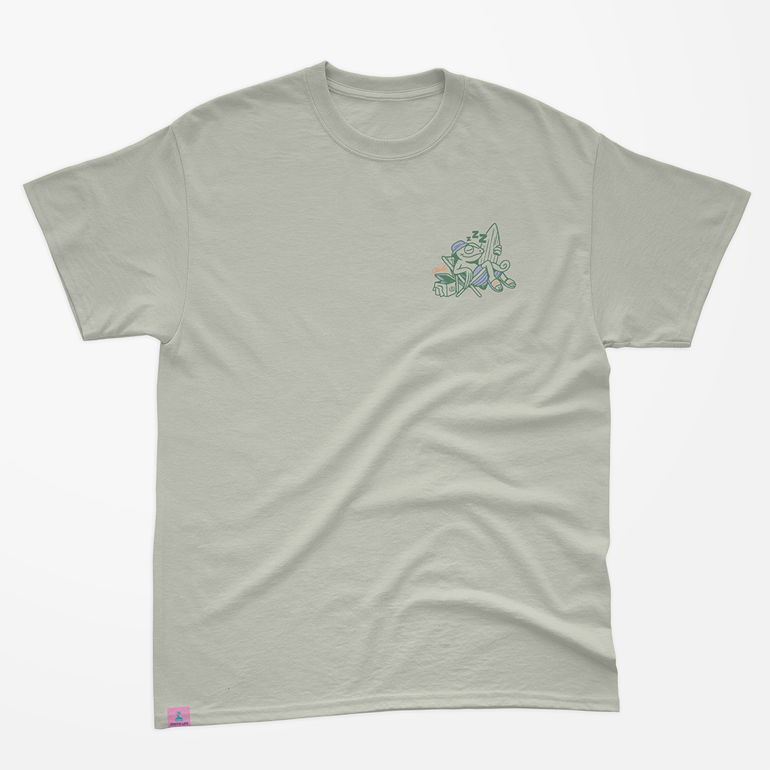 Camiseta gris Zouth Life con pequeño logo de camaleón en silla de playa en el pecho.