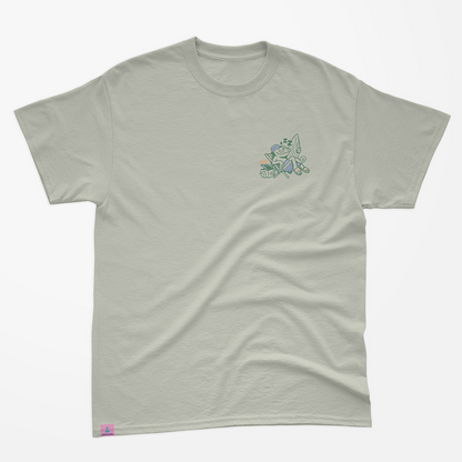 Camiseta gris Zouth Life con pequeño logo de camaleón en silla de playa en el pecho.