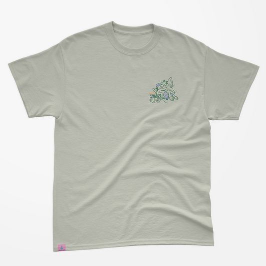 Camiseta gris Zouth Life con pequeño logo de camaleón en silla de playa en el pecho.