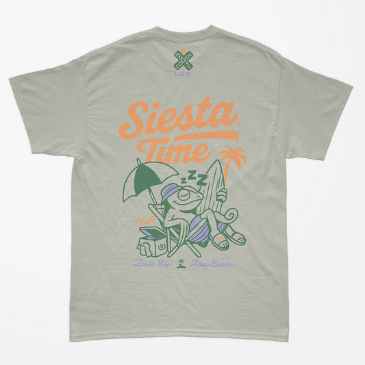 Diseño trasero "Siesta Time" de Zouth Life con camaleón relajado, sombrilla y palmera sobre fondo gris.