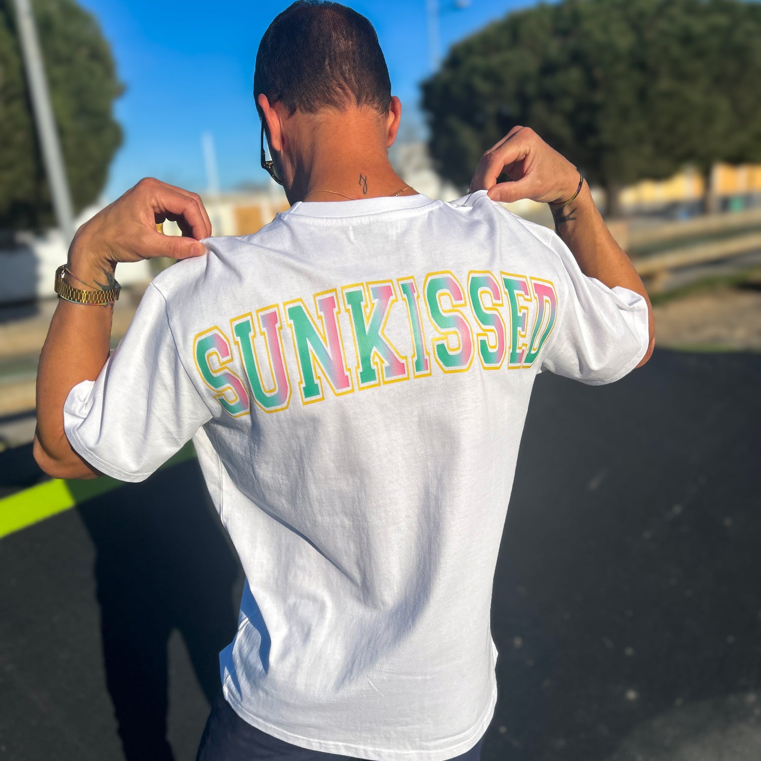 Vista Camiseta sunkissed estampado trasero hombros