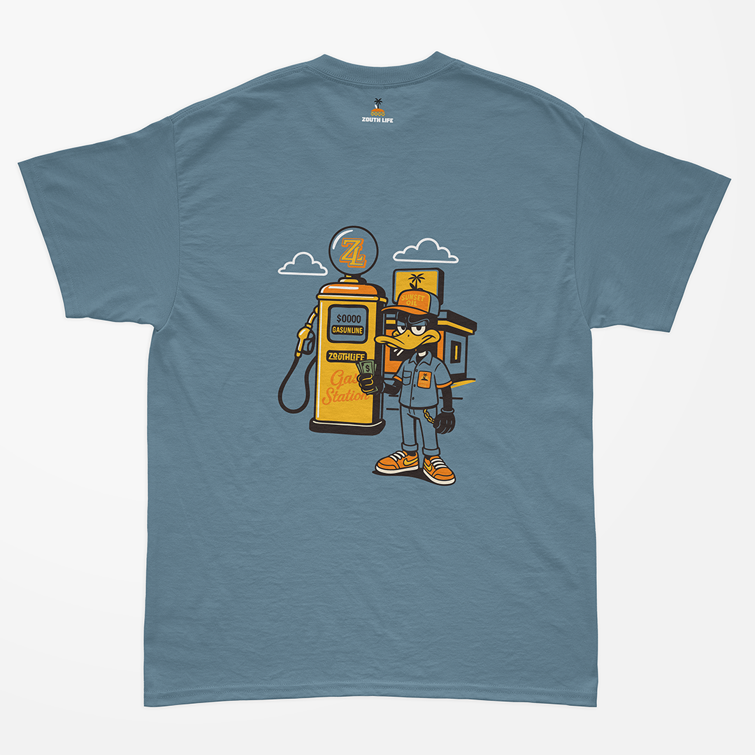 Camiseta azul petróleo Zouth Life con diseño retro de gasolinera y personaje de pato en la espalda.