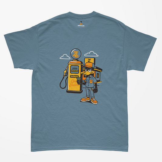 Camiseta azul petróleo Zouth Life con diseño retro de gasolinera y personaje de pato en la espalda.