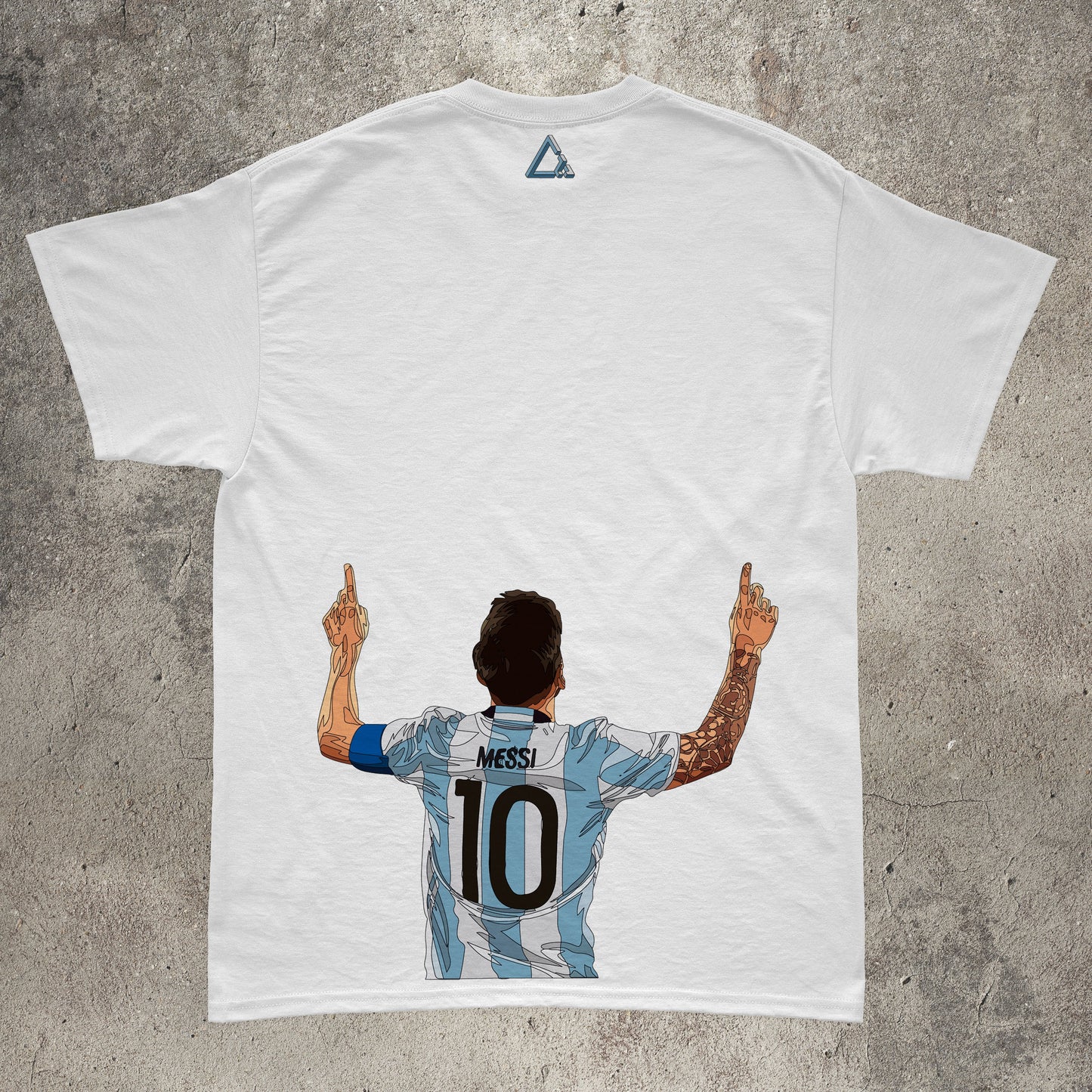 Camiseta blanca Zouth Life con ilustración artística de Leo Messi en la espalda, estilo urbano