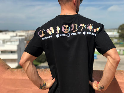 Camiseta negra con diseño de iconos de playa en degradado y texto Rota Andalucía, Beachlife vista trasera