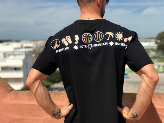 Camiseta negra con diseño de iconos de playa en degradado y texto Rota Andalucía, Beachlife vista trasera