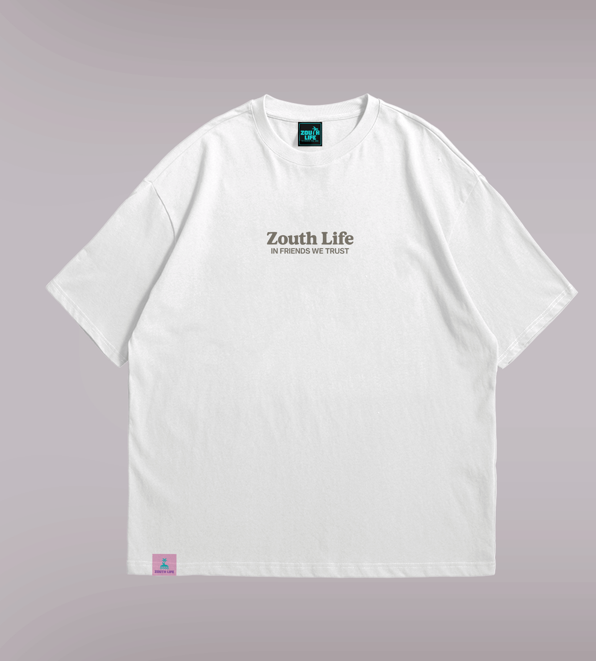“Camiseta oversize blanca Zouth Life Social Club con logo frontal ‘In friends we trust