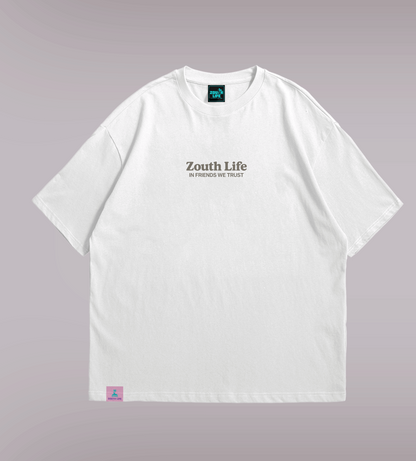“Camiseta oversize blanca Zouth Life Social Club con logo frontal ‘In friends we trust