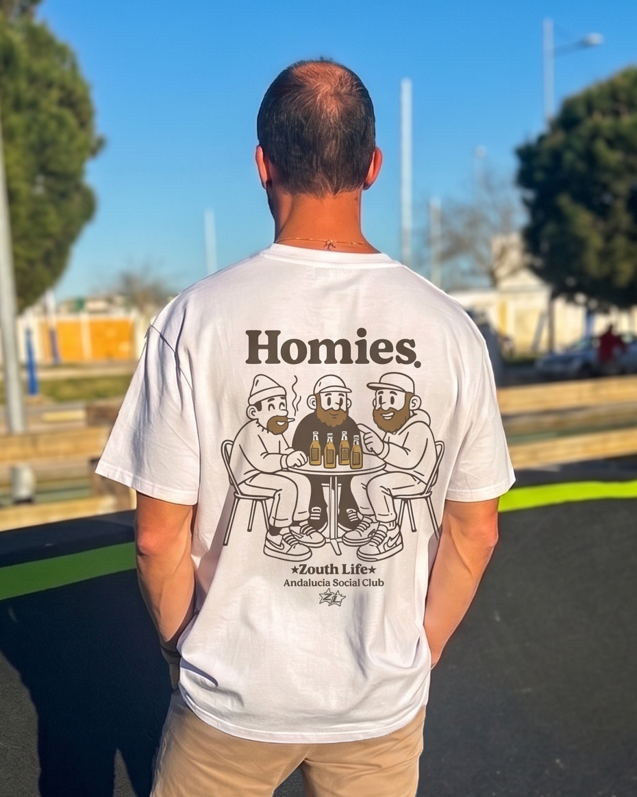 Hombre de espaldas en un skatepark luciendo la camiseta blanca oversize Social Club de Zouth Life con diseño de amigos compartiendo unas cervezas.