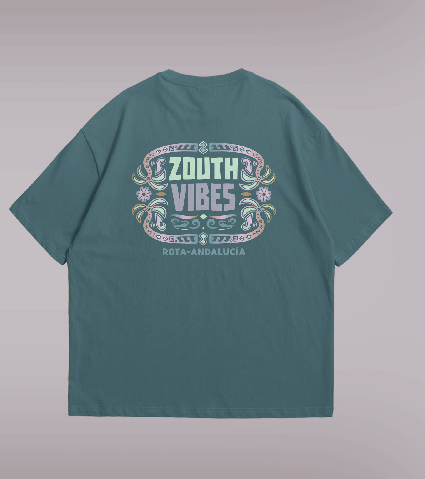 Camiseta oversize color azul petróleo de 240g con logo Zouth Vibes en espalda con diseño tribal