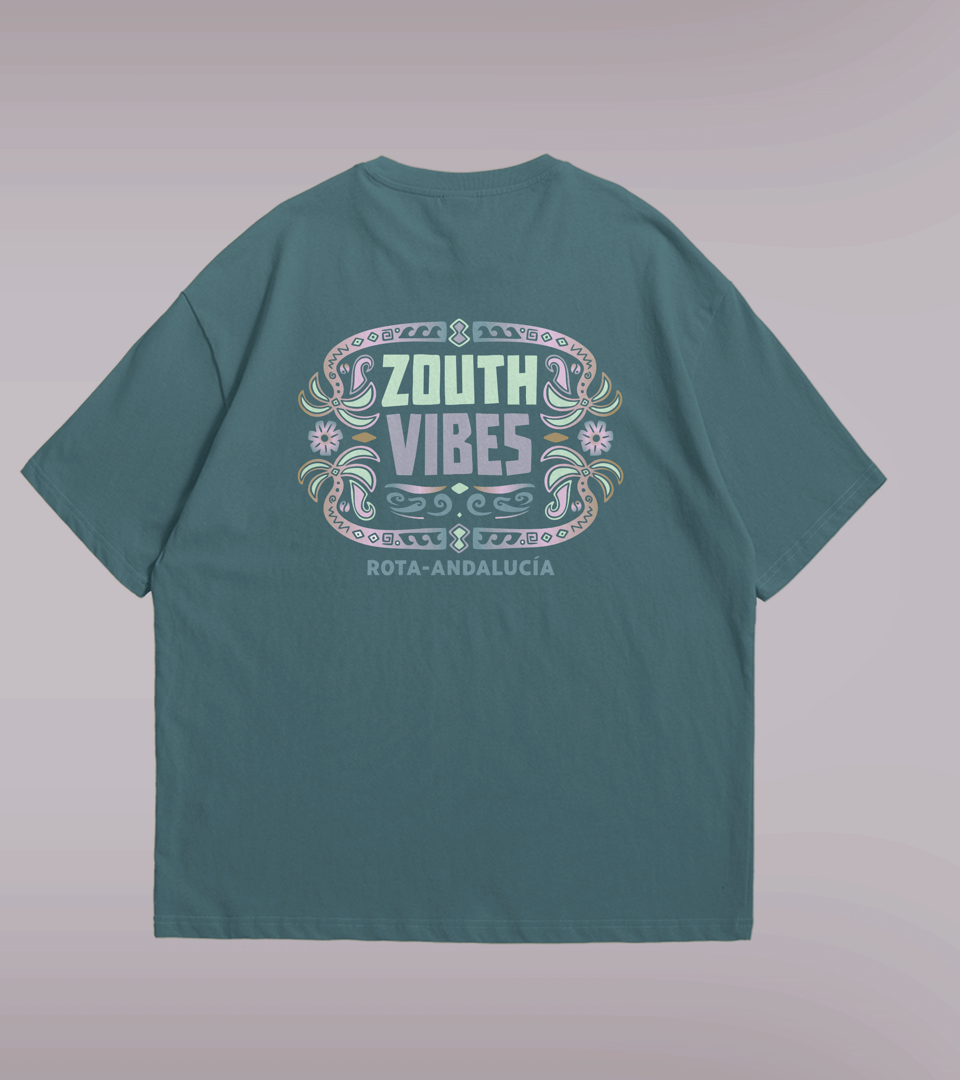 Camiseta oversize color azul petróleo de 240g con logo Zouth Vibes en espalda con diseño tribal