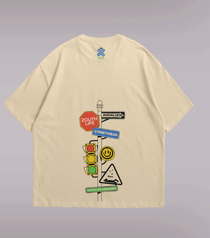 Camiseta oversize ivory Zouth Life con estampado en espalda señales de tráfico y logo nuca. vista trasera