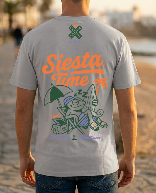 Camiseta streetwear gris puro de Zouth Life con Diseño urbano 'Siesta Time' en la espalda. Ilustración detallada de un camaleón descansando en una silla de playa con una palmera y sombrilla de fondo. Logo minimal de zouth life en cuello. 
