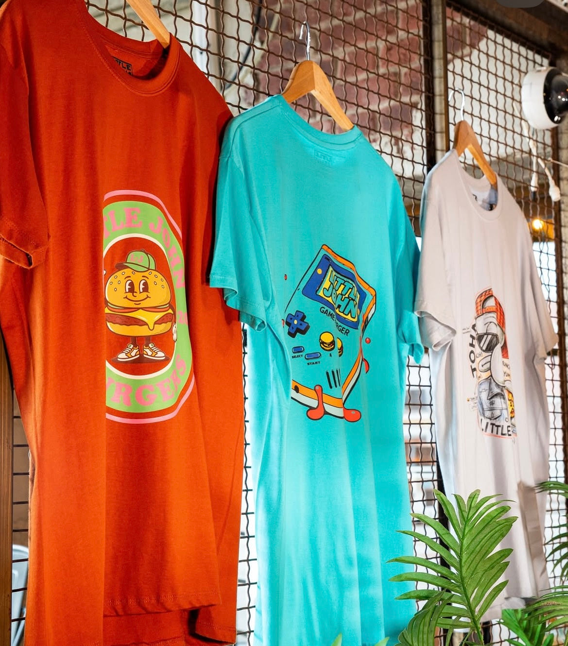 CAMISETAS COLABORACIÓN LITTLE JOHN+ZOUTH LIFE EXPUESTASEN REJA RESTAURANTE. DIFERENTES VISTAS