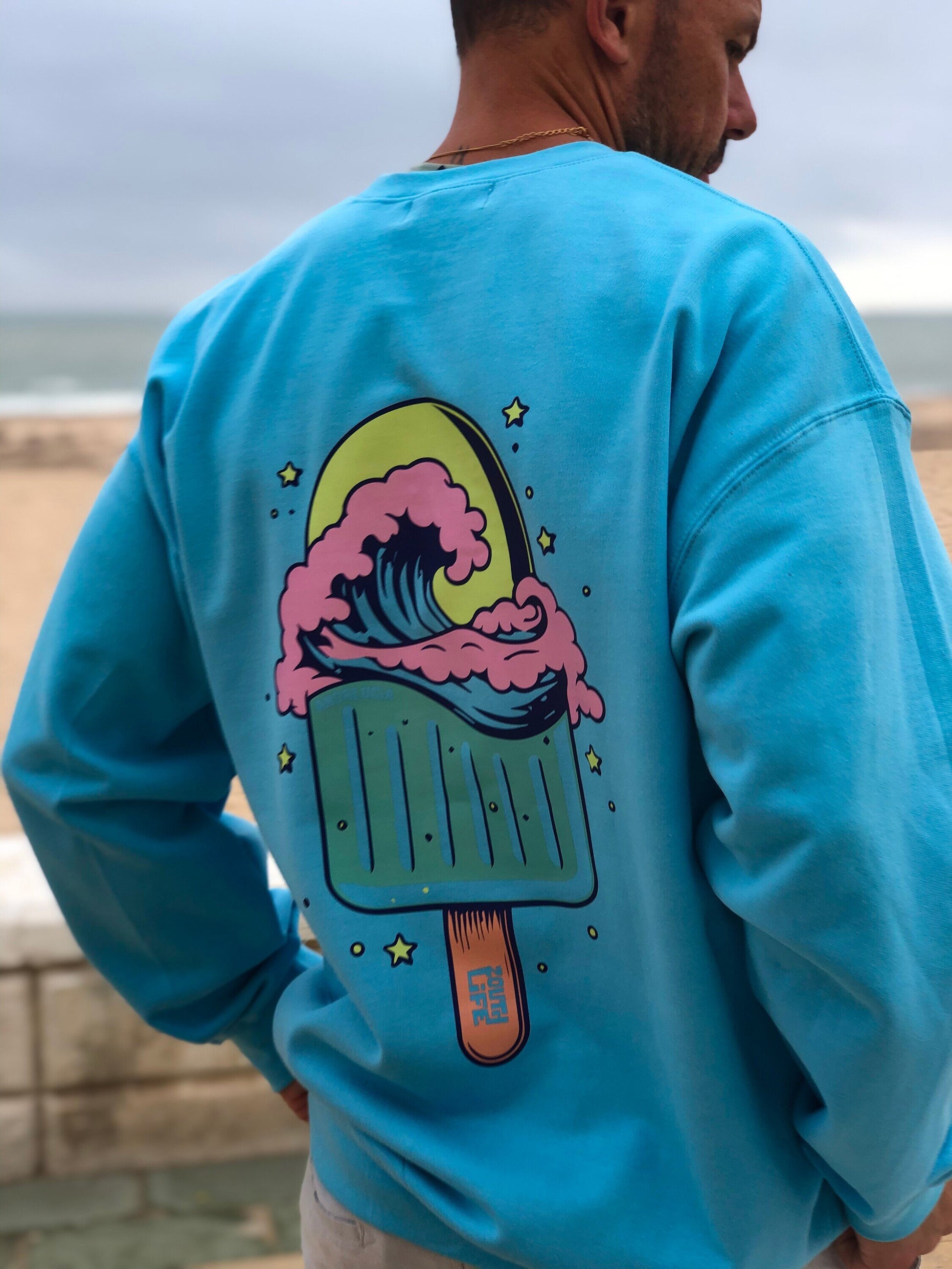 Sudadera color Sky Zouth Life modelo Crew Polar con diseño colorido de atardecer y polo.vista trasera