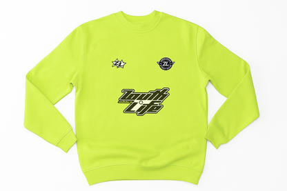 Sudadera color lima con el logotipo central de Zouth Life + logo pecho relieve+ logo zl izquierdo, estilo crewneck minimalista. vista frontal