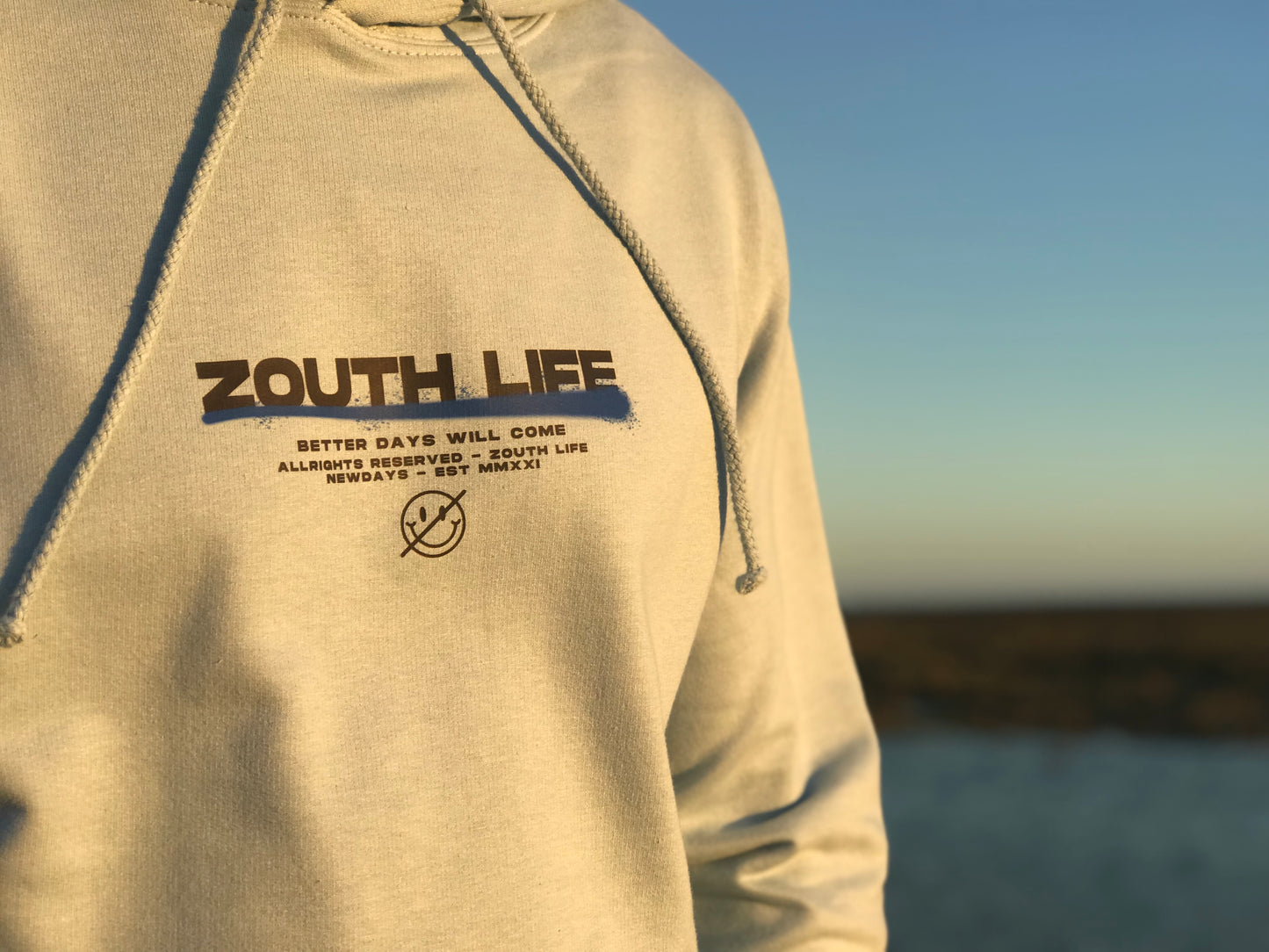 Sudadera Zouth Life modelo New Days con diseño minimalista en el pecho sobre fondo neutro.