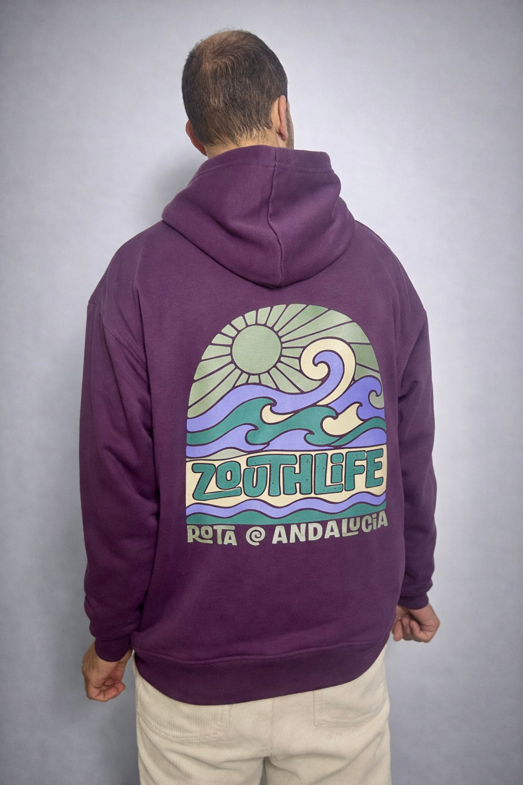 Sudadera Oversize Waves Berenjena, inspiración marítima y diseño de ondas, vista trasera ESTUDIO