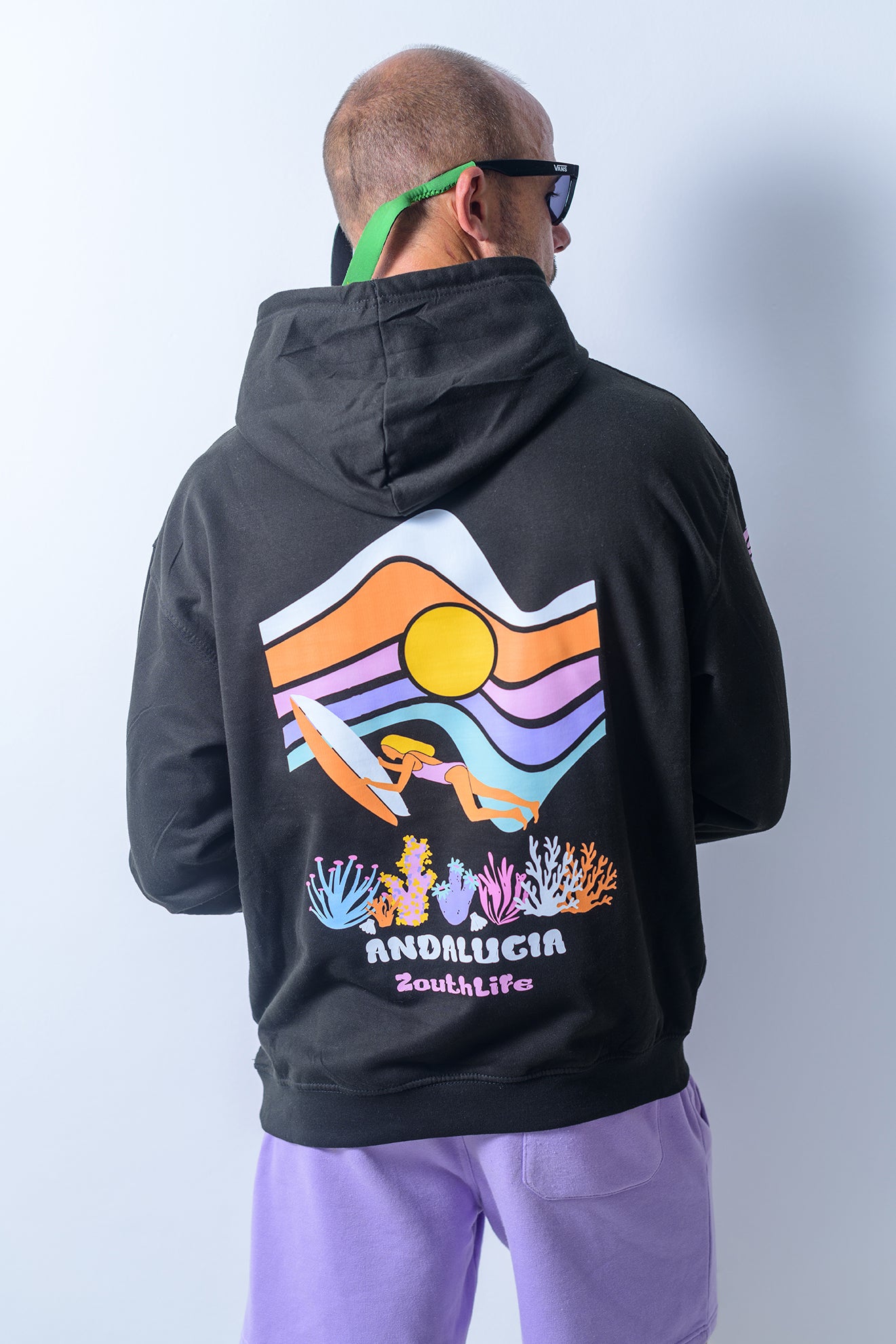 Sudadera Sunset Surf Negra con diseño protagonista en la espalda, vista trasera
