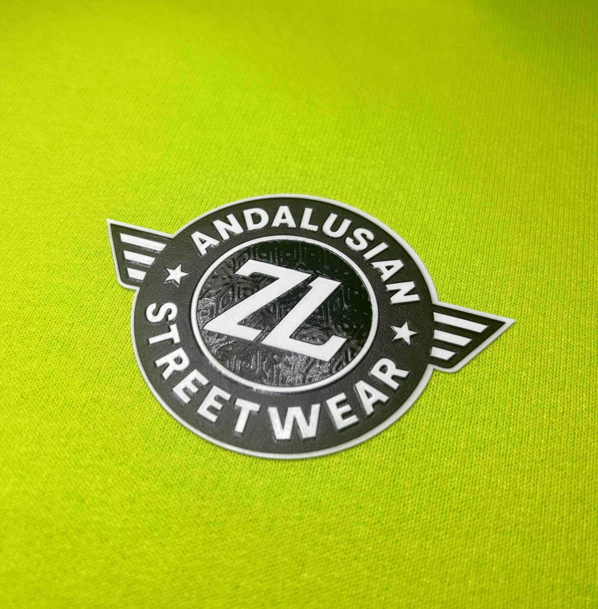 Detalle del logotipo ZL en relieve en el pecho sobre tejido de algodón .