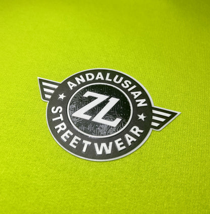 Detalle del logotipo ZL en relieve en el pecho sobre tejido de algodón .