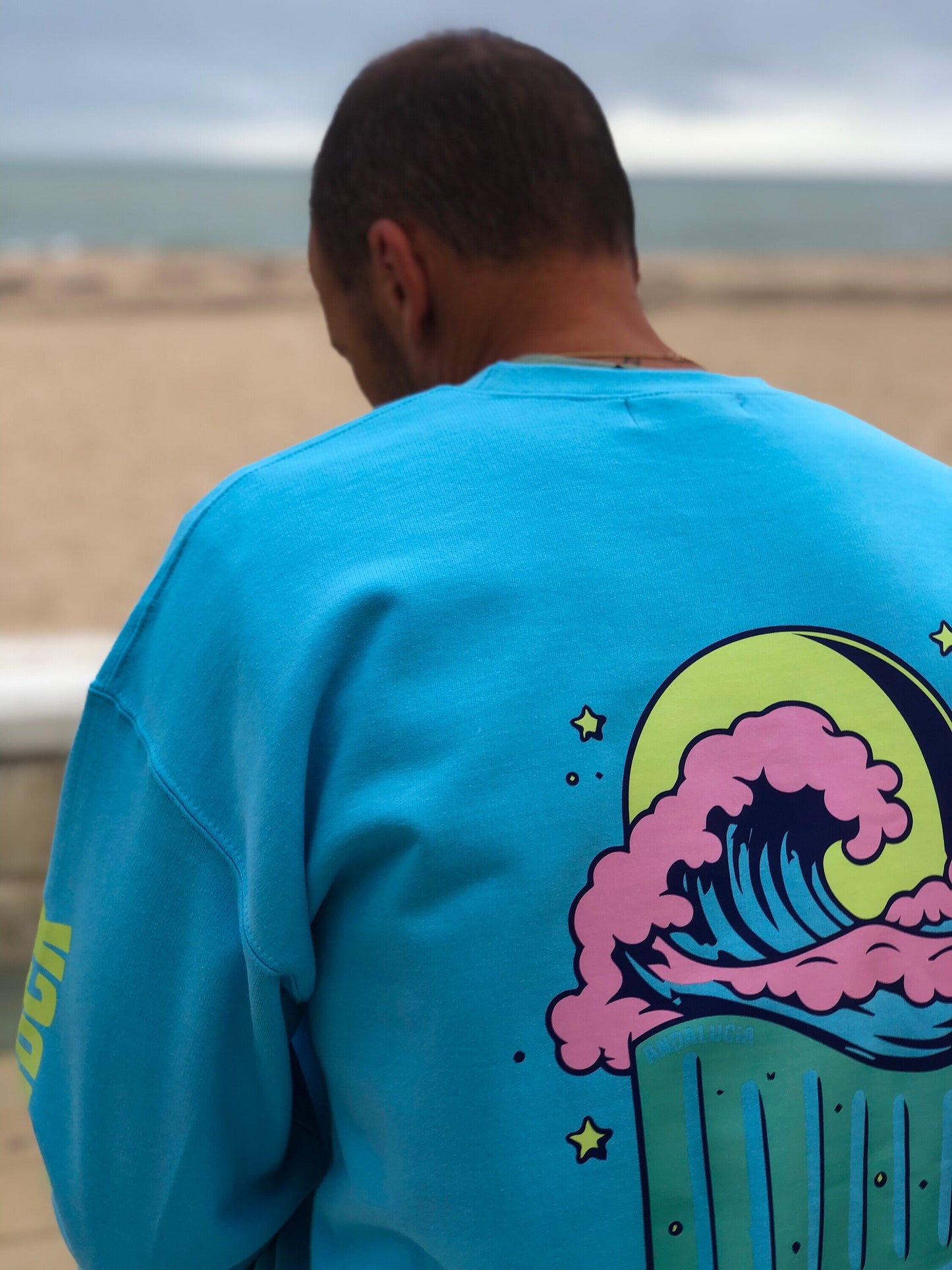 Vista Detalle sudadera Crew Polar, logo trasero.