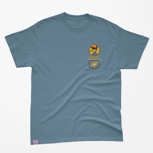 Camiseta azul petroleo con lustración detallada "Gas Station Sunset Oil" con colores naranja y amarillo sobre fondo azul en pecho frontal