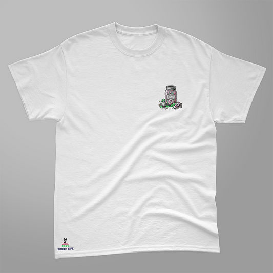 Camiseta blanca Zouth Life con diseño Pop Art de un bote  de gazpacho andaluz en pecho. vista frontal