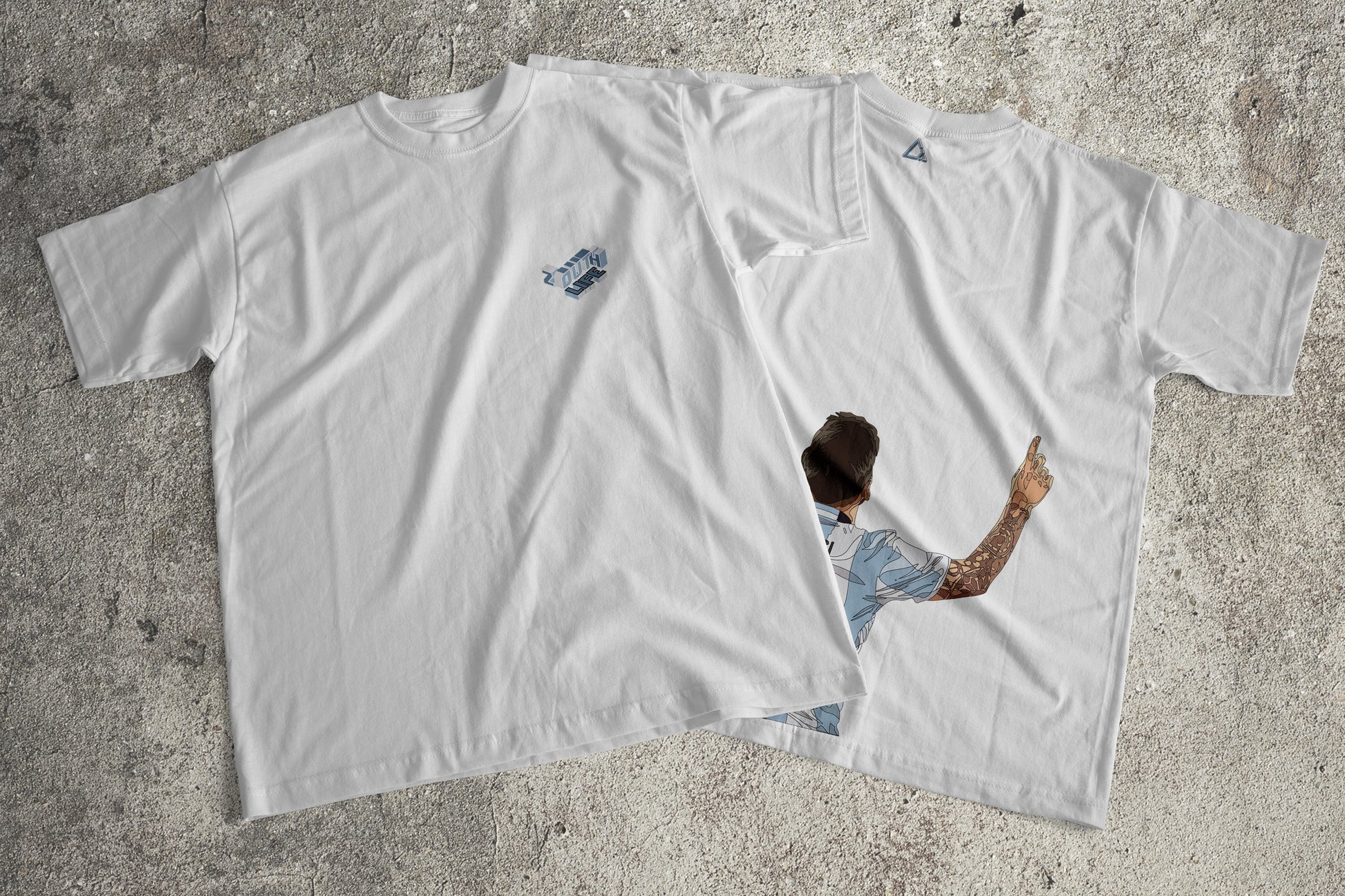 Camiseta blanca Zouth Life con ilustración artística de Leo Messi en la espalda + vista frontal logo zouth life pecho