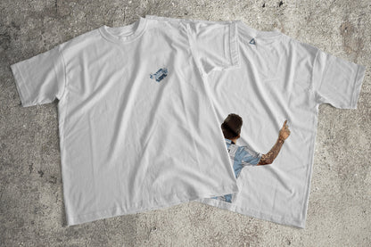Camiseta blanca Zouth Life con ilustración artística de Leo Messi en la espalda + vista frontal logo zouth life pecho