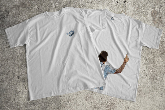 Camiseta blanca Zouth Life con ilustración artística de Leo Messi en la espalda + vista frontal logo zouth life pecho
