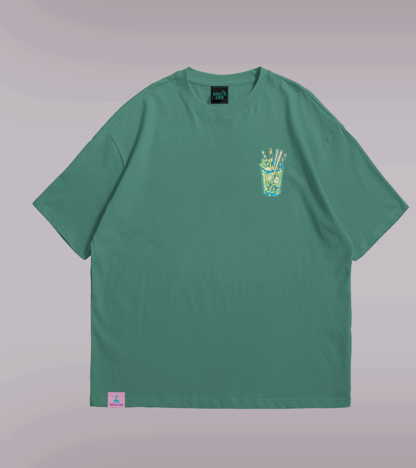 Camiseta verde oversize frontal con ilustración de un vaso de rebujito en el pecho, estilo streetwear andaluz.