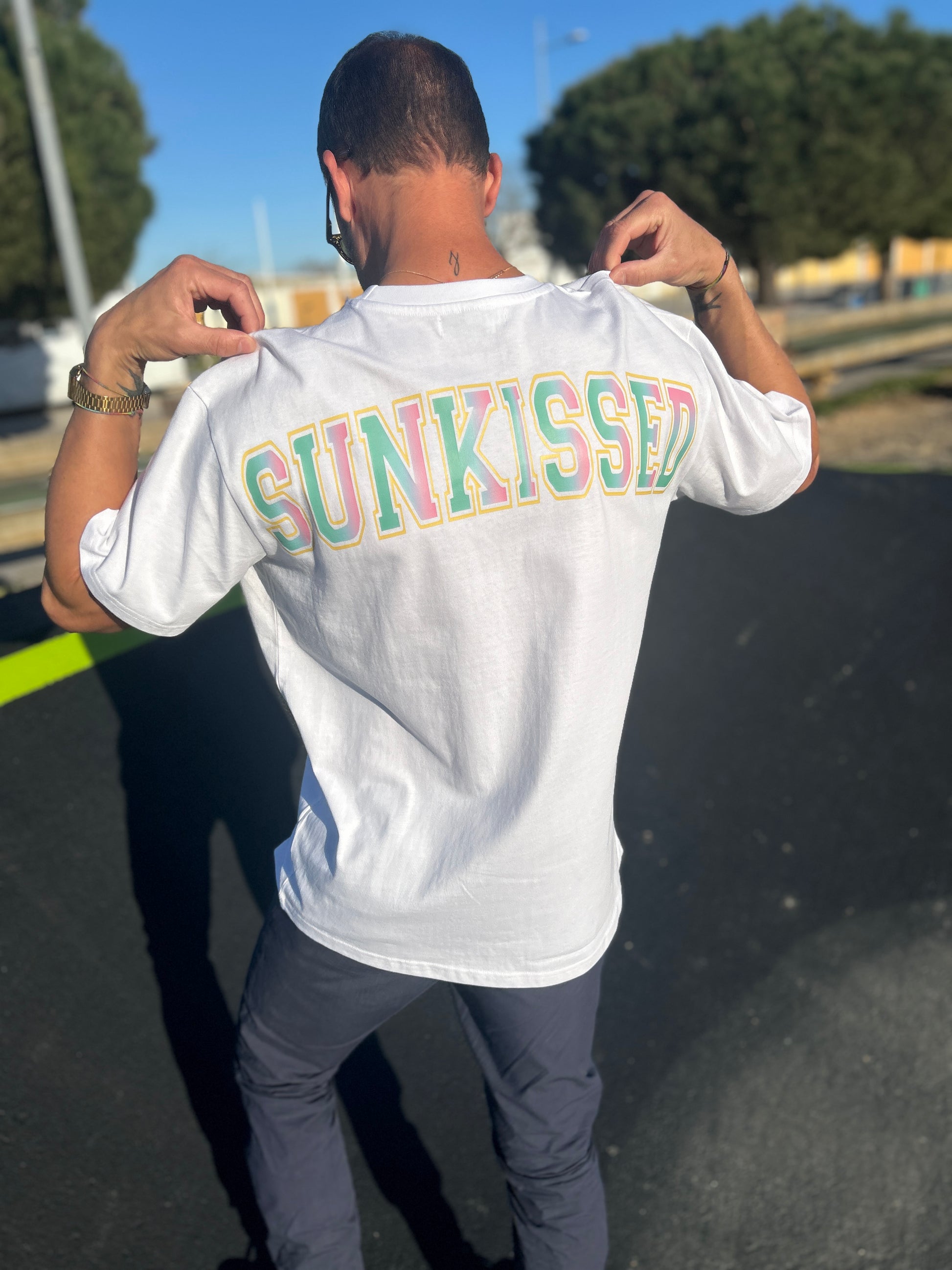 Camiseta oversize blanca Zouth Life modelo Sunkissed con diseño de atardecer vibrante en la espalda.