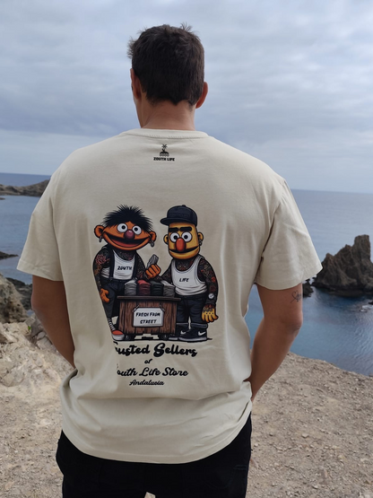 Modelo vistiendo la camiseta oversize Epi & Blas Beige en un entorno exterior de playa. La imagen muestra la caída de la prenda y su ajuste relajado, ideal para un look casual.