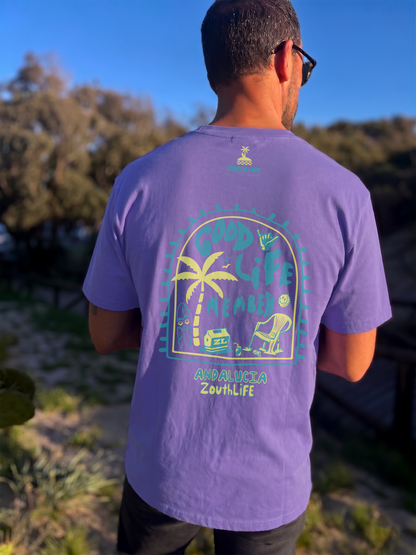 Modelo luciendo camiseta lavanda con estampado de Zouth Life en Andalucía. Diseño gráfico playero 'Good Life Member' , capturado en exteriores con iluminación natural de alta calidad