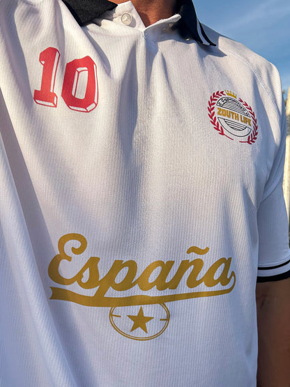 Polo retro de España Mundial 2026 en color blanco con cuello negro y detalles estampados en ambos lados y pecho, modelo de frente vistiendo la edición limitada Cultura Castellana de la marca Zouthlife.